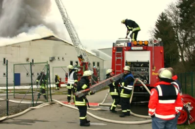 23.03.2008 - Einer der gr&ouml;&szlig;ten Eins&auml;tze des Fahrzeugs. Brand der Filzfabrik in Hermaringen-Gerschweiler  (Bild vergr&ouml;&szlig;ern)