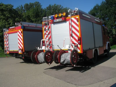 23.07.2009 - Neue Heckwarnbeklebung f&uuml;r das LF16/12 (rechts) und das TLF16/25 (links)  (Bild vergr&ouml;&szlig;ern)