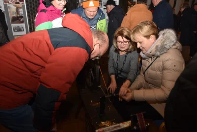 Vorschaubild: Selber eine Locke bzw. einen Eiszapfen zu drehen, ist ein tiefes Adventserlebnis!