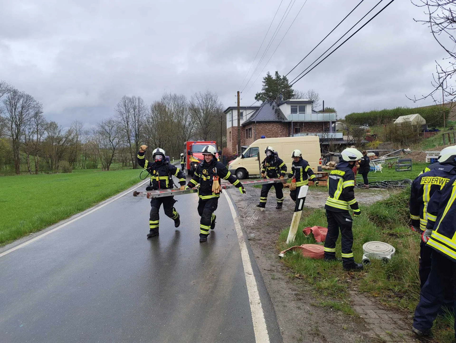 Bild: vortragen der tragbaren Leiter