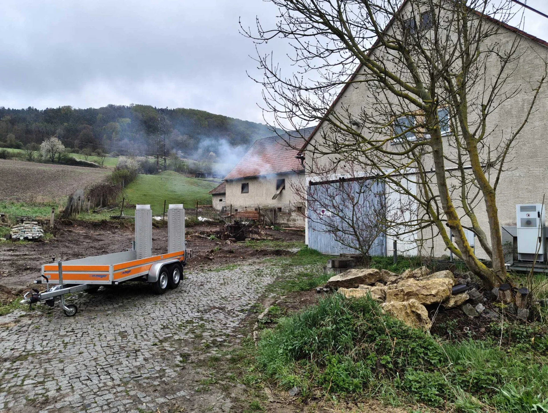Bild: Rauch und Flammen aus dem 1 OG