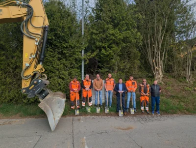 Offizieller Spatenstich in der Wiedenhofstra&szlig;e: Wasserwart Roland Brem (v.l.), Bauhofleiter Stefan Haimerl, Gemeinderat Roland Geiger, Planer und Gemeinderat Manuel Christl, B&uuml;rgermeister Andreas Eckl, Bauleiter Johannes Schmid, Polier Thomas Weber und direkter Anlieger Otmar Prei&szlig;.  (Bild vergr&ouml;&szlig;ern)