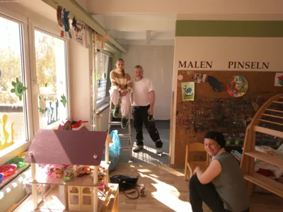 Unsere drei Hauptakteure in "ihrer Malerwerkstadt".  (Bild vergr&ouml;&szlig;ern)