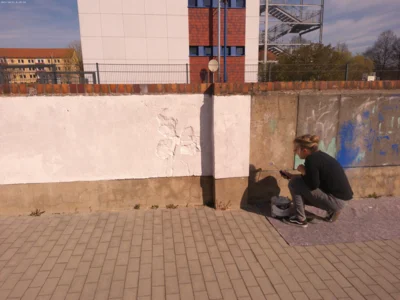 Unsere graue Betonwand wird farblich aufgeh&uuml;bscht.  (Bild vergr&ouml;&szlig;ern)