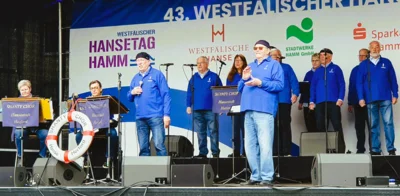 B&uuml;hne am &ldquo;Santa-Monica-Platz&ldquo;  (Bild vergr&ouml;&szlig;ern)