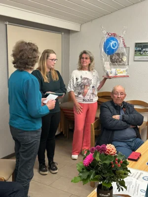 JHV 21.04.2026: M. Richter bei Entgegennahme des Abschieds-Geschenkes vom TGV f&uuml;r den nicht Anwesenden und nach 17-j&auml;hriger Amtszeit Ausscheidenden 1. Vorsitzenden &bdquo;Detlef Richter&ldquo;  (Bild vergr&ouml;&szlig;ern)