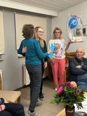 JHV 21.04.2026: M. Richter bei Entgegennahme des Abschieds-Geschenkes vom TGV f&uuml;r den nicht Anwesenden und nach 17-j&auml;hriger Amtszeit Ausscheidenden 1. Vorsitzenden &bdquo;Detlef Richter&ldquo;  (Bild vergr&ouml;&szlig;ern)