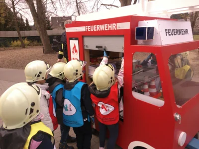 Unser Feuerwehrfahrzeug kommt zum Einsatz.  (Bild vergr&ouml;&szlig;ern)