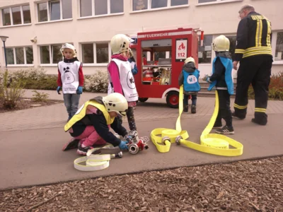 Die Schl&auml;uche werden fachm&auml;nnisch ausgerollt.  (Bild vergr&ouml;&szlig;ern)