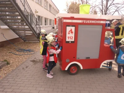 Mit vereinten Kr&auml;ften geht es zur&uuml;ck zur "Feuerwache".  (Bild vergr&ouml;&szlig;ern)