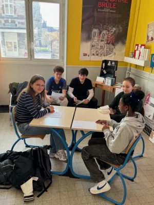 Bei einem gemeinsamen Atelier lernten die Sch&uuml;lerinnen und Sch&uuml;ler die Besonderheiten der deutschen und der franz&ouml;sischen Sprache kennen  (Bild vergr&ouml;&szlig;ern)