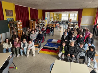 Gruppenfoto w&auml;hrend des gemeinsamen Ateliers  (Bild vergr&ouml;&szlig;ern)