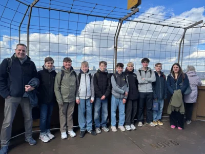 Ein Teil der Austauschgruppe auf dem Eiffelturm  (Bild vergr&ouml;&szlig;ern)