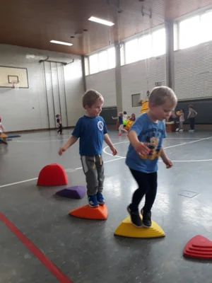 Aktivit&auml;ten w&auml;hrend der Sportstunden beim Kleinkind-Turnen  (Bild vergr&ouml;&szlig;ern)