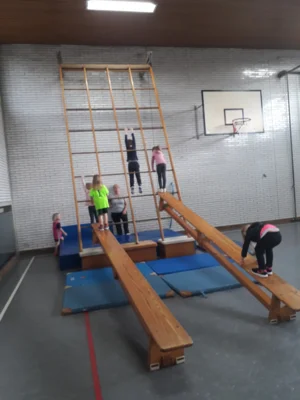 Aktivit&auml;ten w&auml;hrend der Sportstunden beim Kleinkind-Turnen  (Bild vergr&ouml;&szlig;ern)