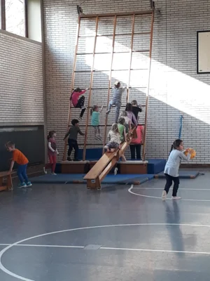 Aktivit&auml;ten w&auml;hrend der Sportstunden beim Vorschul-Turnen  (Bild vergr&ouml;&szlig;ern)