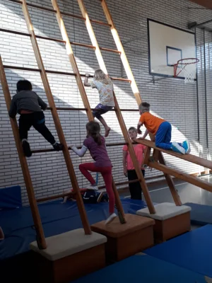 Aktivit&auml;ten w&auml;hrend der Sportstunden beim Vorschul-Turnen  (Bild vergr&ouml;&szlig;ern)