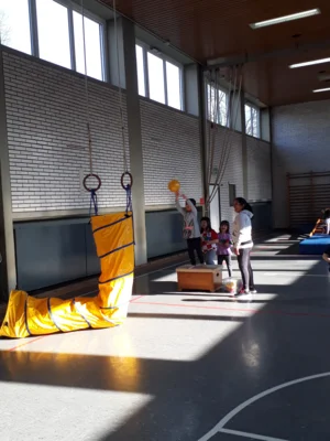 Aktivit&auml;ten w&auml;hrend der Sportstunden beim Vorschul-Turnen  (Bild vergr&ouml;&szlig;ern)