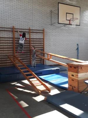 Aktivit&auml;ten w&auml;hrend der Sportstunden beim Vorschul-Turnen  (Bild vergr&ouml;&szlig;ern)