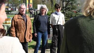 Haben ma&szlig;geblich den Dreiseitenaufsteller realisiert: der Klosterfelder Ortschronist Karl Matthias, Sabine Grassow von der Tourismuskoordination der Verwaltung sowie Fotografin Silke Stutzke. Foto: Linda Hild 