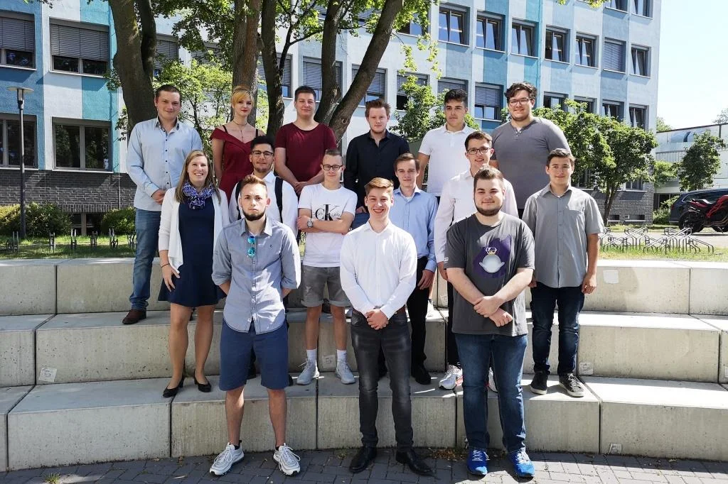 Bild: Und hier nochmal im Klassenverband: CE2O1 - Zweijährige Berufsfachschule für Elektrotechnik