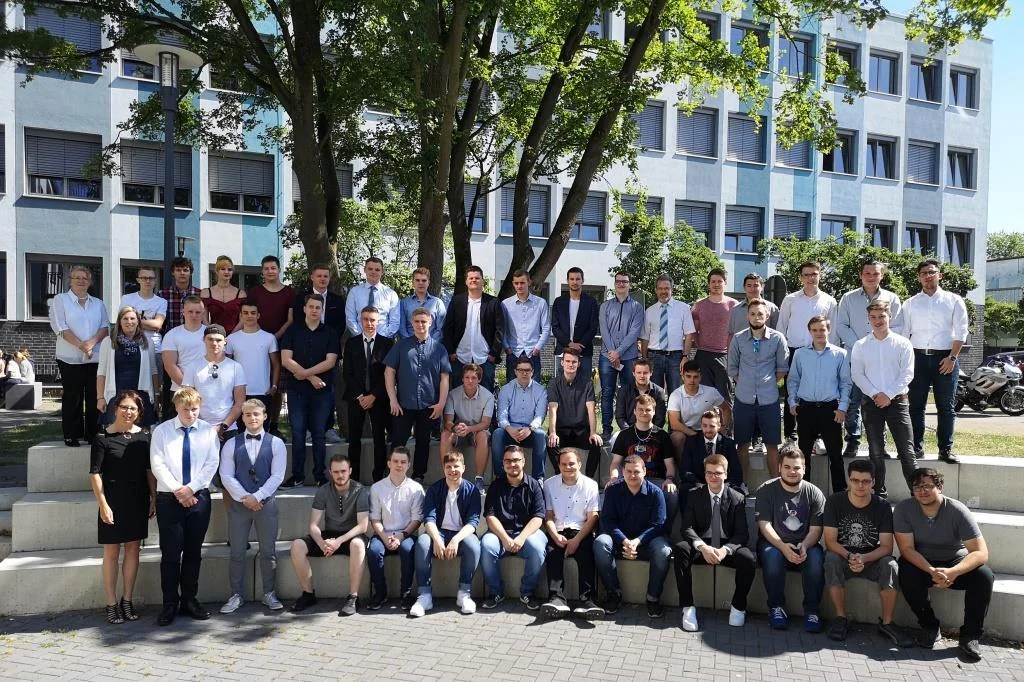Bild: Unsere Absolventinnen und Absolventen der Zweijährigen Berufsfachschule für Elektrotechnik bzw. Metalltechnik