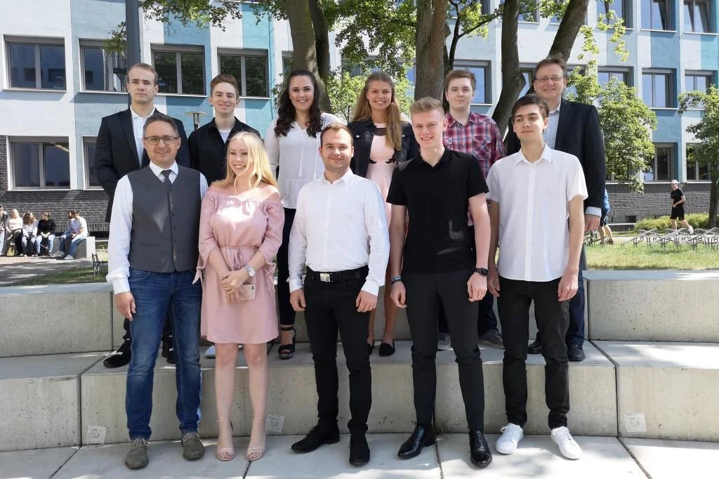 Bild: Unsere Absolventinnen und Absolventen der Fachoberschule für Wirtschaft: