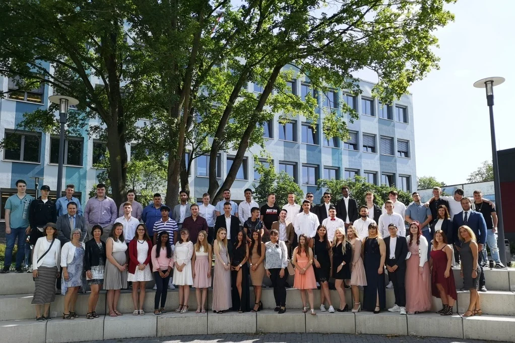 Bild: Unsere Absolventinnen und Absolventen der Zweijährigen Berufsfachschule für Wirtschaft und Verwaltung (Höhere Handelsschule):