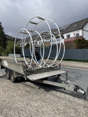 Anlieferung der neuen Rh&ouml;nr&auml;der von "Rh&ouml;nradbau-Zimmermann aus 65232 Taunusstein"  (Bild vergr&ouml;&szlig;ern)