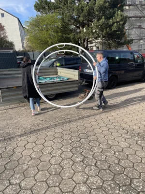 Abholung der Rh&ouml;nr&auml;der aus der Garage des 1. Vors. zur Anlieferung in die Turnhalle im Schulzentrum Nord &ndash; links Lisa Haubenrei&szlig;er &ndash; rechts Karsten Koch  (Bild vergr&ouml;&szlig;ern)