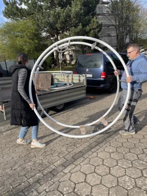 Abholung der Rh&ouml;nr&auml;der aus der Garage des 1. Vors. zur Anlieferung in die Turnhalle im Schulzentrum Nord &ndash; links Lisa Haubenrei&szlig;er &ndash; rechts Karsten Koch  (Bild vergr&ouml;&szlig;ern)