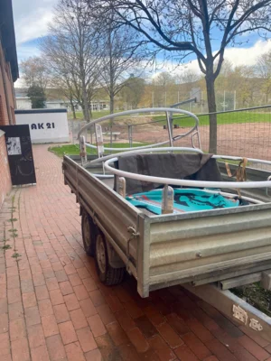 Ankunft hinter der Turnhalle im Schulzentrum Nord IGS  (Bild vergr&ouml;&szlig;ern)