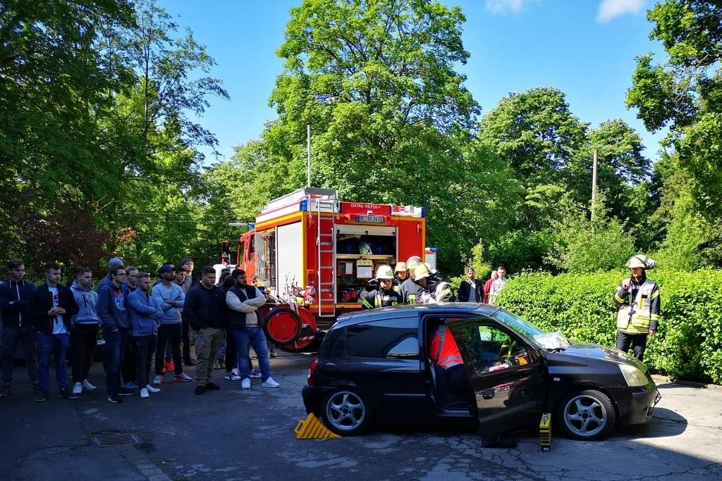Bild: Beim 2. Verkehrssicherheitstag am Berufskolleg Ostvest war auch die Feuerwehr mti einer beeindruckenden Rettungsdemonstration wieder mit dabei.