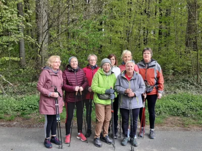 Walking-Gruppe auf Tour  (Bild vergr&ouml;&szlig;ern)