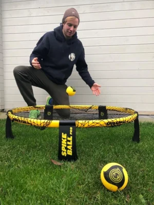 &Uuml;L Adrian Semke beim  Roundnet (Spikeball&trade;) - Training  (Bild vergr&ouml;&szlig;ern)