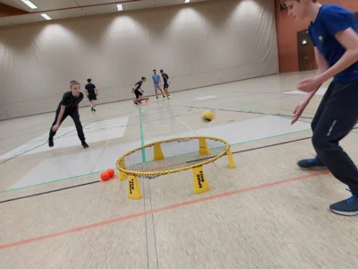 Roundnet (Spikeball&trade; - in der Turnhalle im Schulzentrum Nord IGS  (Bild vergr&ouml;&szlig;ern)