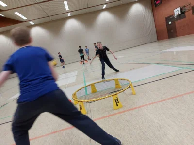 Roundnet (Spikeball&trade; - in der Turnhalle im Schulzentrum Nord IGS  (Bild vergr&ouml;&szlig;ern)