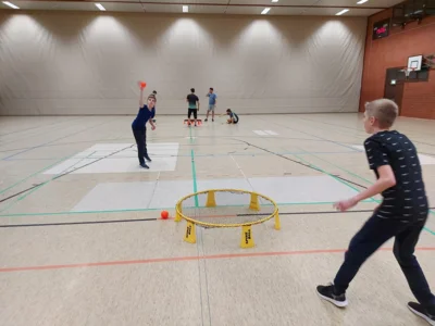 Roundnet (Spikeball&trade; - in der Turnhalle im Schulzentrum Nord IGS  (Bild vergr&ouml;&szlig;ern)