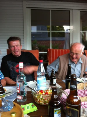 Pivate Geburtstagsfeier bei Gerd Fuchs im Garten  -  v. links Frank Apostel; Erni L&uuml;ders  (Bild vergr&ouml;&szlig;ern)