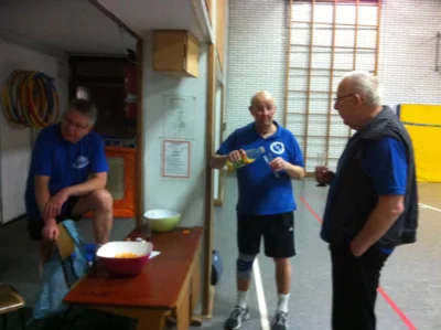 Nach dem Training gibt es eine kleine St&auml;rkung - da hatte bestimmt wieder jemand Geburtstag  (Bild vergr&ouml;&szlig;ern)