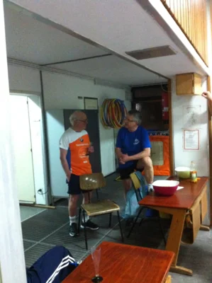 Nach dem Training gibt es eine kleine St&auml;rkung - da hatte bestimmt wieder jemand Geburtstag  (Bild vergr&ouml;&szlig;ern)