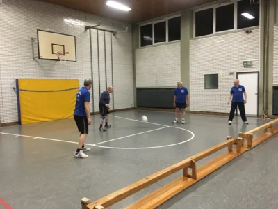 Die Jederm&auml;nner beim w&ouml;chentlichen Prellballspiel - v. links Lothar Henning; Gottfried Skutek; Alfred Geide; Wolfgang M&uuml;ller  (Bild vergr&ouml;&szlig;ern)