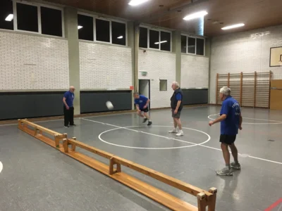 Die Jederm&auml;nner beim w&ouml;chentlichen Prellballspiel - v. links Erni L&uuml;ders; Ulli Zerbst; Wolfgang Schmitt; Klaus Pranger  (Bild vergr&ouml;&szlig;ern)