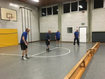 Die Jederm&auml;nner beim Prellballspiel  (Bild vergr&ouml;&szlig;ern)