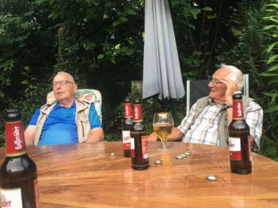 Die Jederm&auml;nner in Feierlaune  - v.links  Wolfgang Schmitt; Walter Zuk  (Bild vergr&ouml;&szlig;ern)