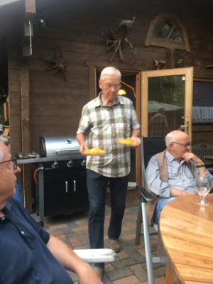 Die Jederm&auml;nner in Feierlaune  v. links  Ulli Zerbst; Wolgang M&uuml;ller; Erni L&uuml;ders  (Bild vergr&ouml;&szlig;ern)