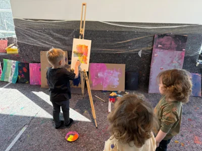 Foto des Albums: Begeisterte Kinder beim Kunstprojekt