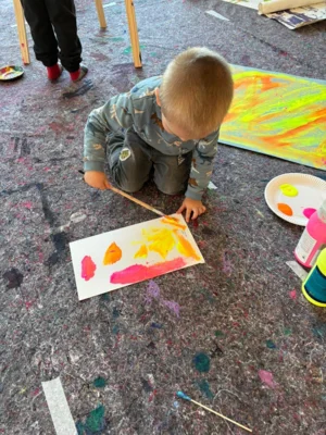 Foto des Albums: Begeisterte Kinder beim Kunstprojekt