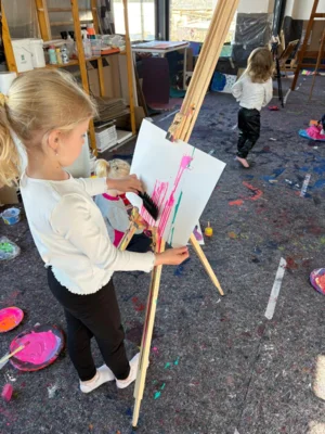 Foto des Albums: Begeisterte Kinder beim Kunstprojekt