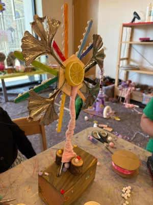 Foto des Albums: Begeisterte Kinder beim Kunstprojekt
